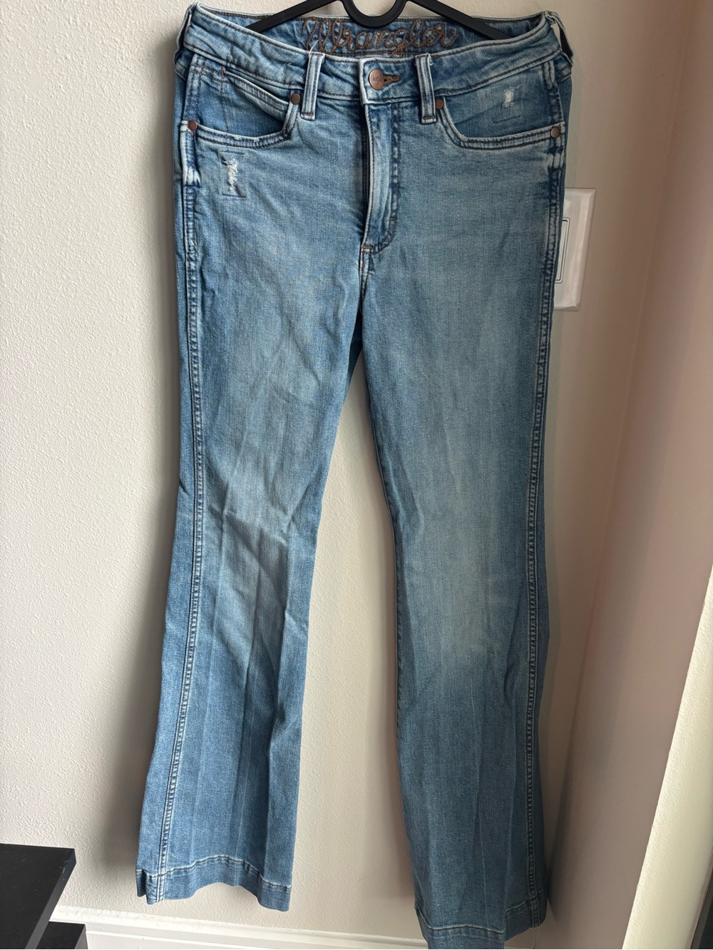Wrangler Women’s Light Wash Distressed Jeans Size 27